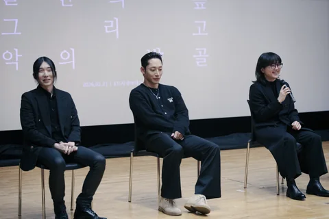 2026년 이대한 감독전. 상영관 스크린 앞에 앉은 참석자 세 명.