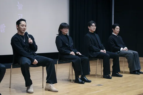 2026년 이대한 감독전 무대에서 이야기를 듣고 있는 참석자 네 명.