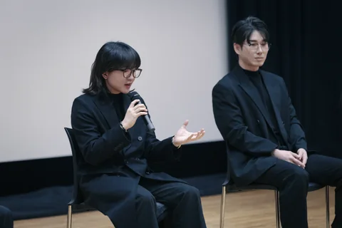 2026년 이대한 감독전 무대에서 손짓하며 이야기하는 보라나.