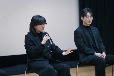 2026년 이대한 감독전의 관객과의 대화에서 마이크를 들고 이야기하는 보라나.
